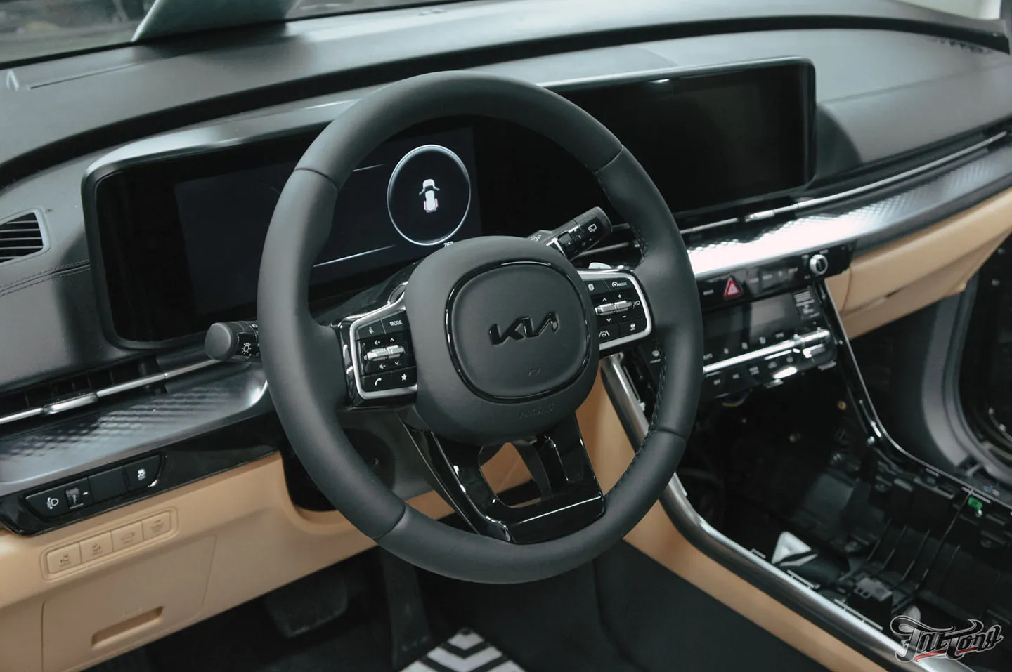 Большой проект для семейного автомобиля Kia Carnival, часть 2: оклейка матовым полиуретаном, цветные ремни, перетяжка руля, антихром, окрас суппортов, детейлинг